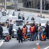 Comme les activistes de "Renovate Switzerland" le font régulièrement savoir via des actions coup de poing, la Suisse n'est de loin pas un bon élève s'agissant du gaspillage des ressources. Si tout le monde vivait de manière aussi dispendieuse, ce ...